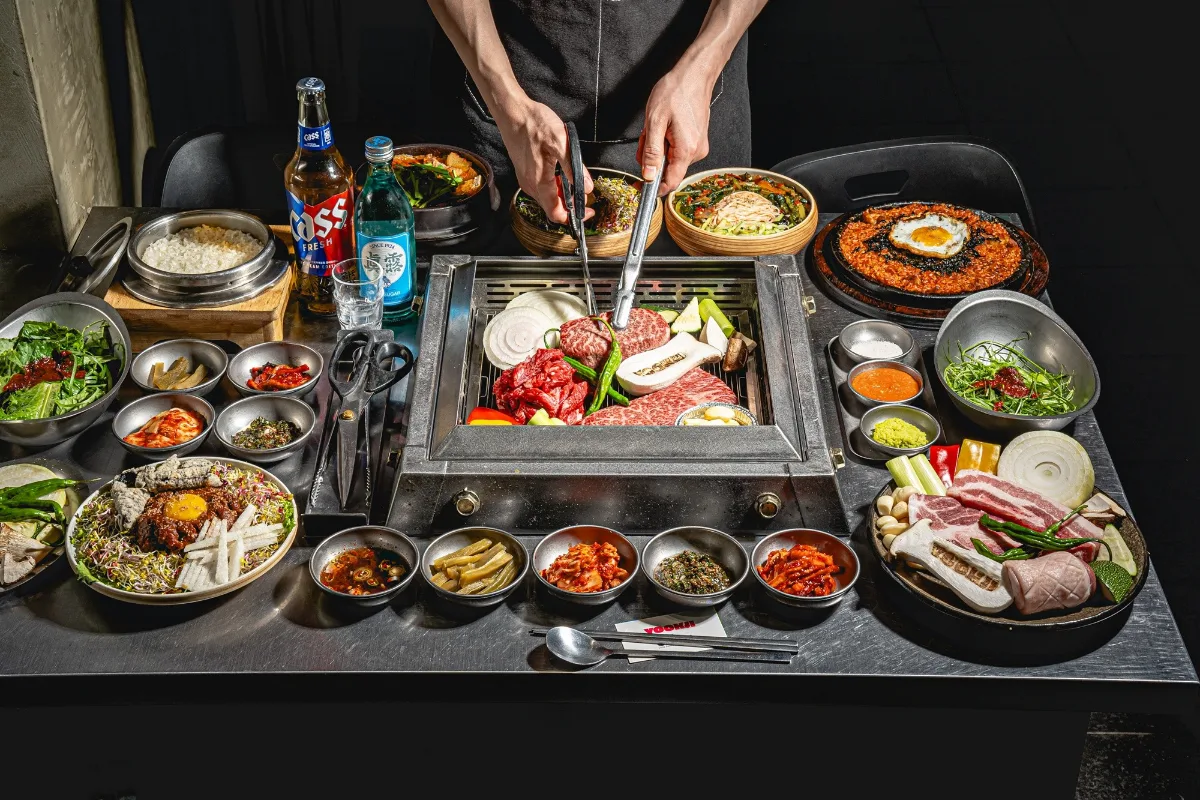 ホンデユクジ — 焼肉と韓国料理が並ぶ食卓