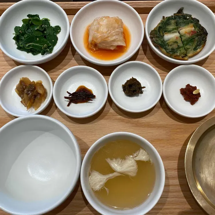 小皿に並ぶキムチとおかず