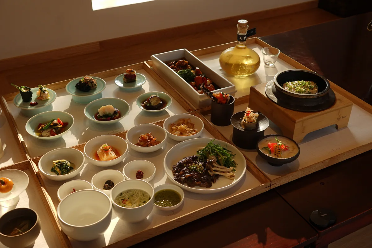 瑶石宮1779 — 卓上に広がる韓定食の小皿