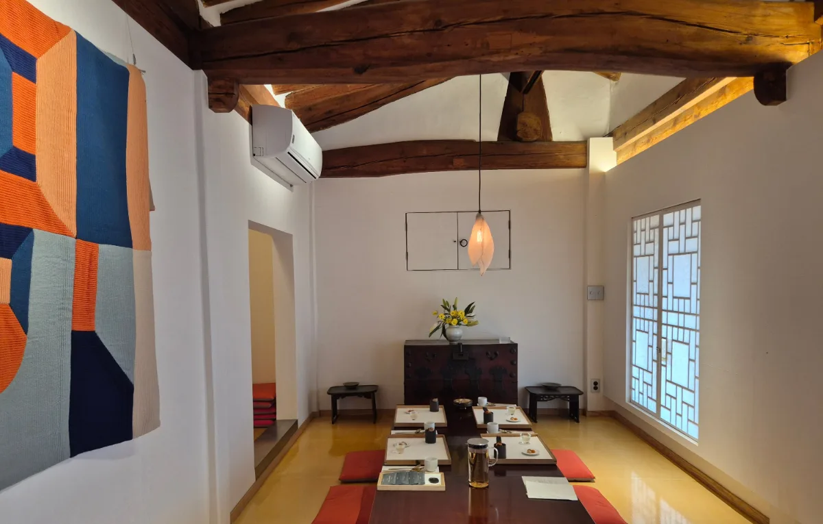 瑶石宮1779 — 座布団が並ぶ韓屋の座敷
