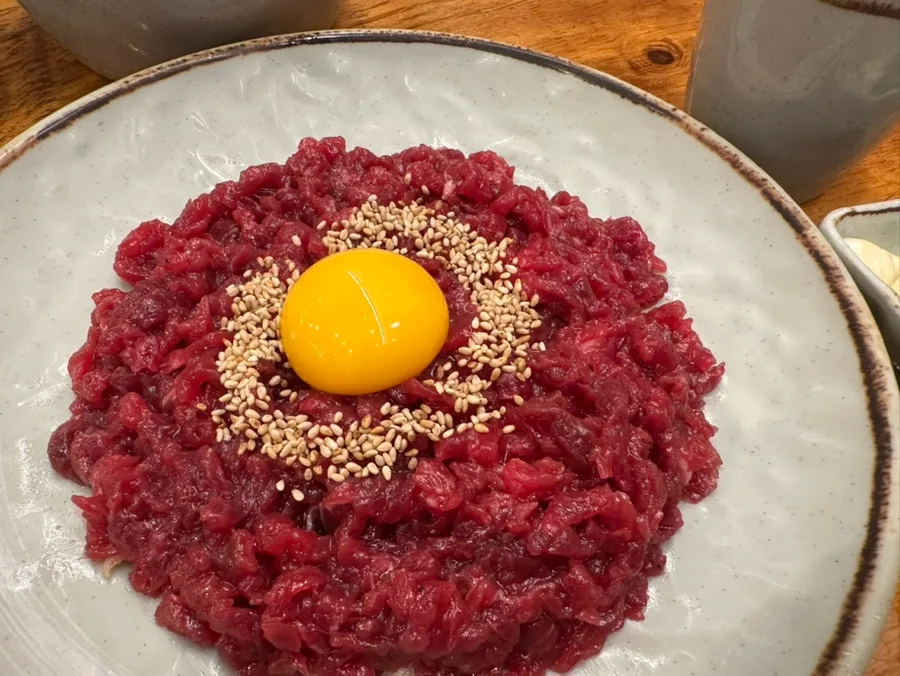 ユッケチャメチッ 本店 — 卵黄をのせたユッケ