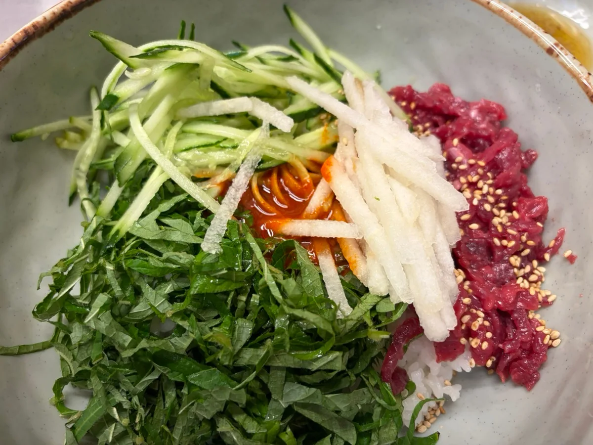 ユッケチャメチッ 本店 — ユッケと野菜を盛った丼
