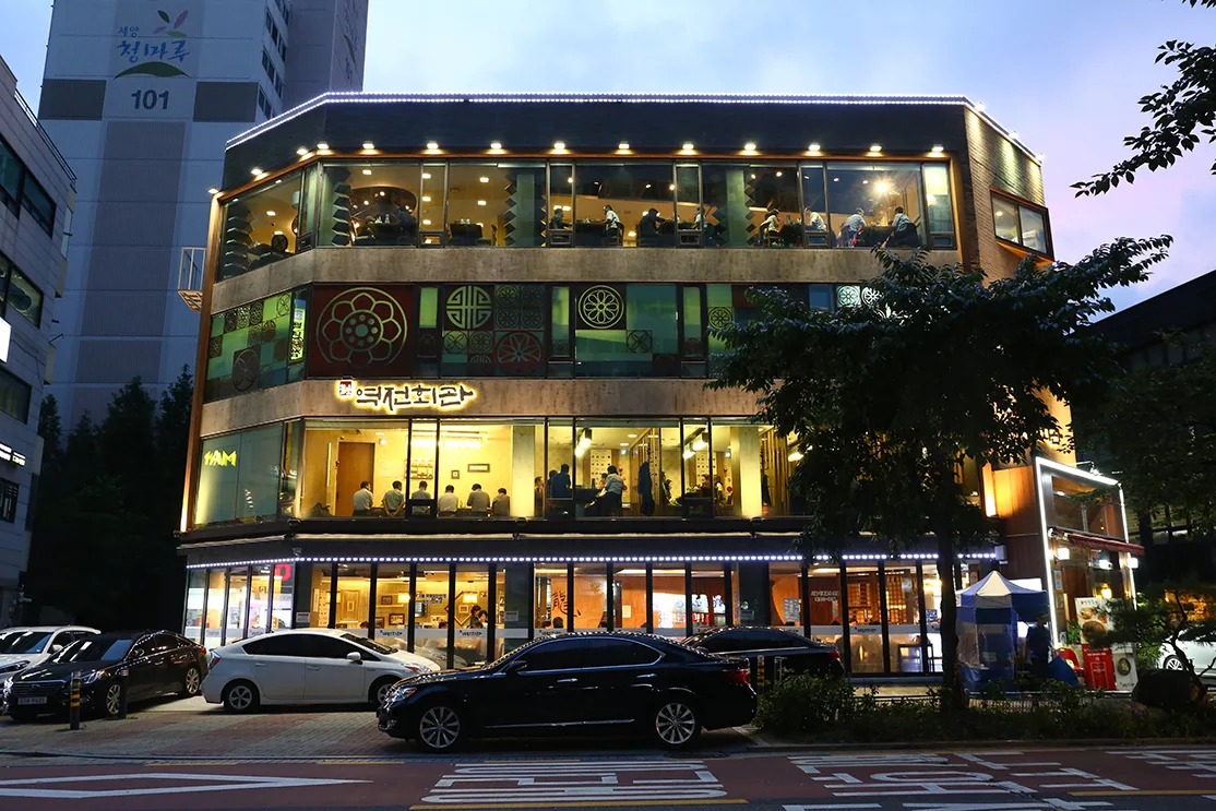夜のビルに灯る店名看板