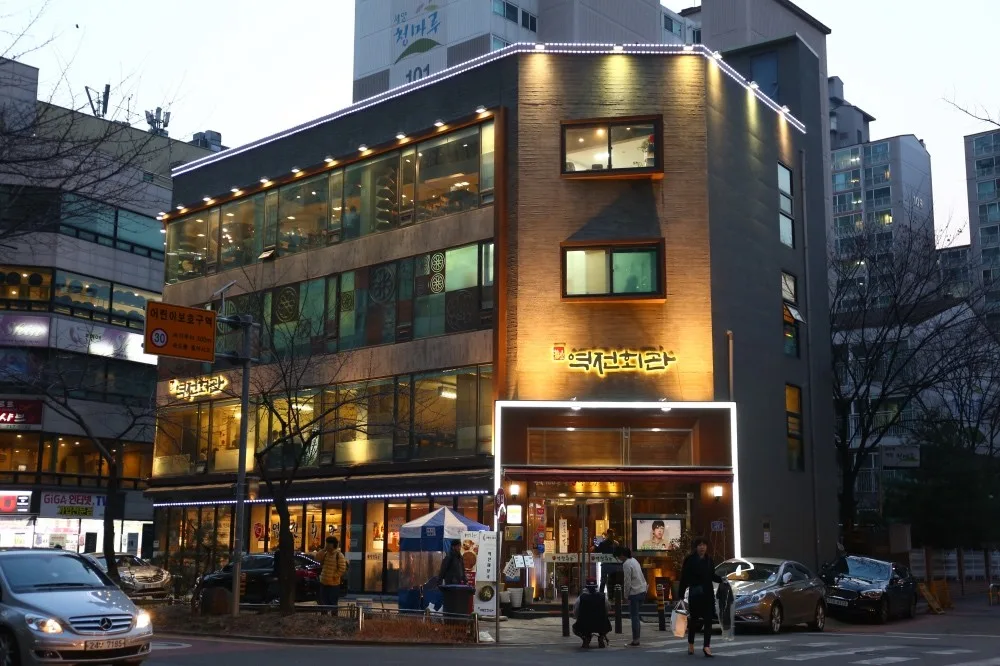駅前会館 麻浦本店 — 夕暮れに灯る駅前会館の建物