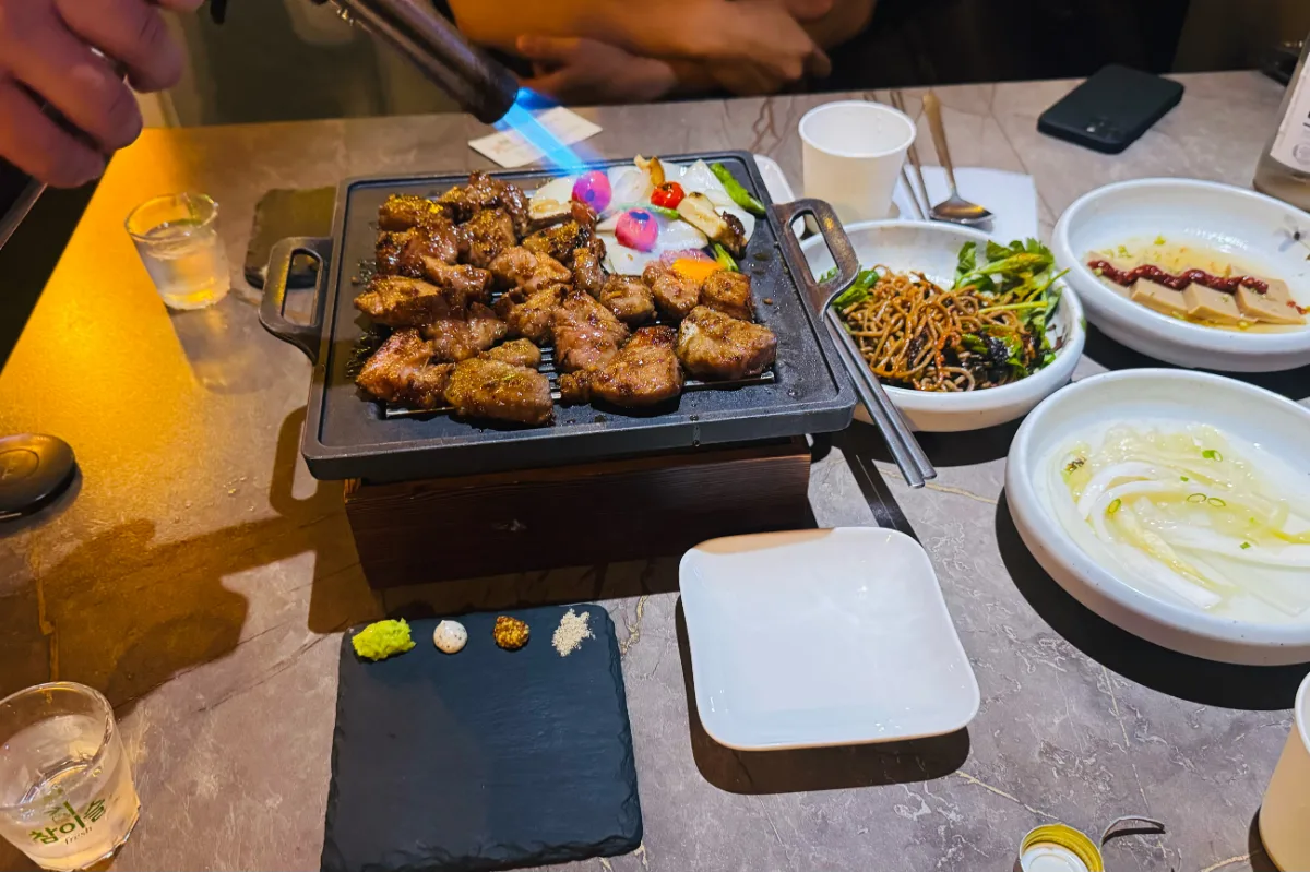 肉美安 江南店 — 焼肉と小皿料理が並ぶ食卓