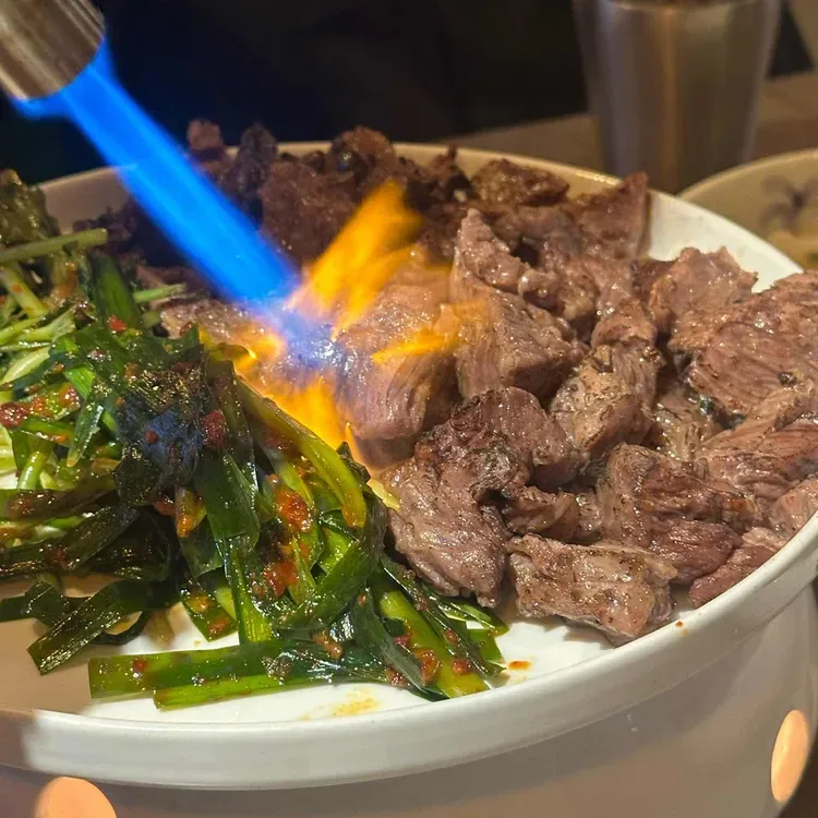 トーチで炙る焼き肉と野菜