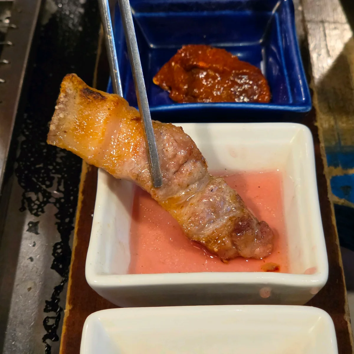 たれにくぐらせた焼きオギョプサル