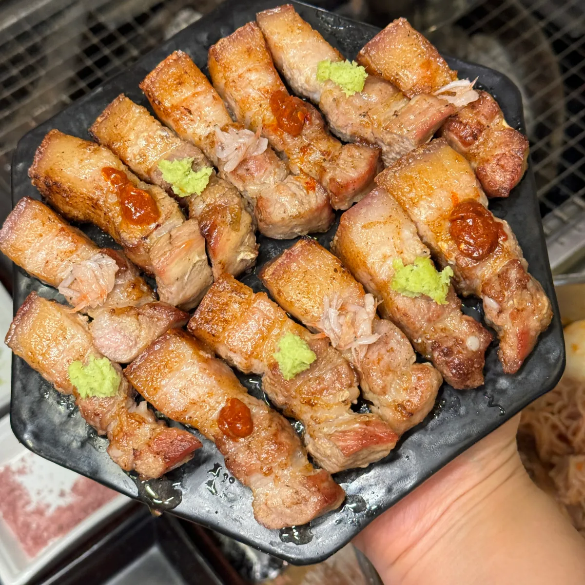 肉統領 明洞本店 — わさびを添えた焼きオギョプサル