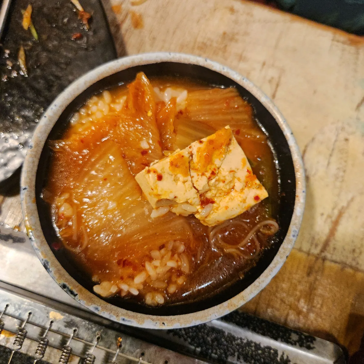 肉統領 明洞本店 — 豆腐がのった熟成キムチチゲ