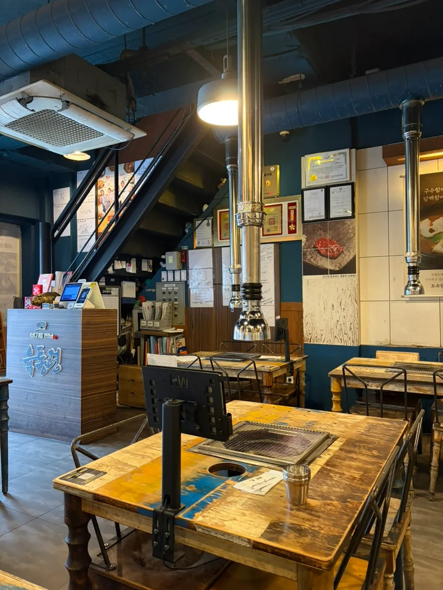 階段の見える店内の客席