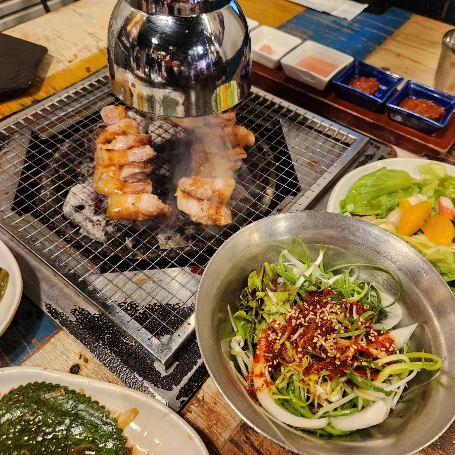 肉統領 明洞本店 — 炭火の網とパジョリが並ぶ食卓